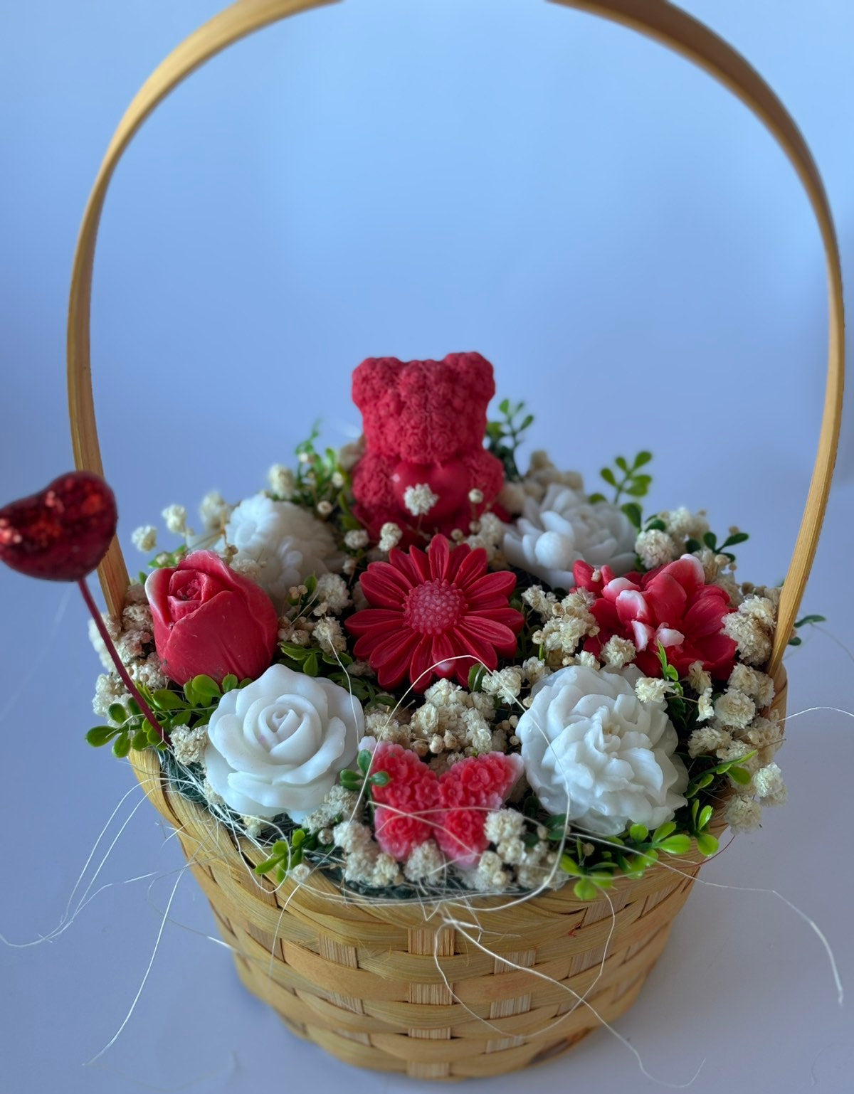 Букет🌹🌼🐻💖"Кошничка с Мече и сърце"💖🐻🌼🌹 – Ръчно Изработени Ароматни Сапунени Цветя 🌸