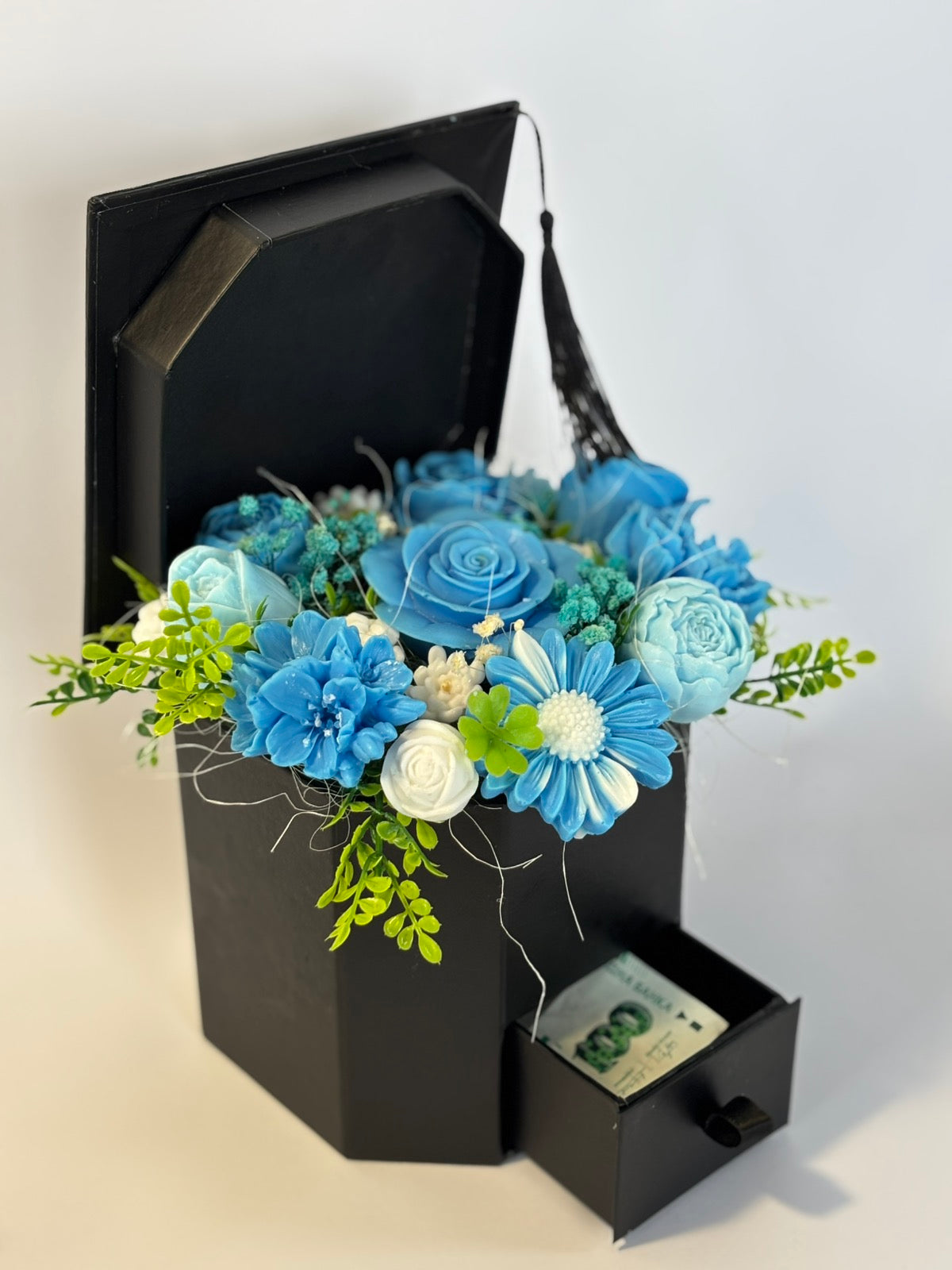 Кутия L🎓💙„Шапка“🎓в синьо💙– Ръчно Изработени Ароматни Сапунени Цветя + отделение за паричен подарък