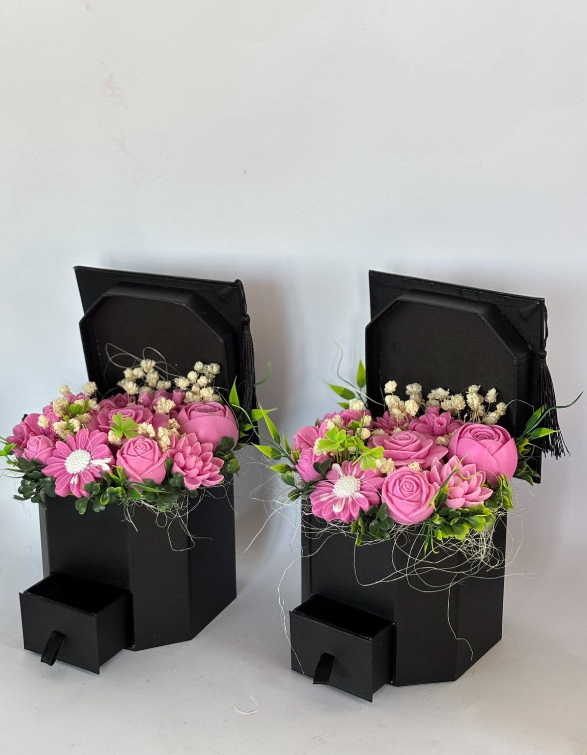 Кутия L💟🎓„Шапка“🎓в розово💟– Ръчно Изработени Ароматни Сапунени Цветя + отделение за паричен подарък