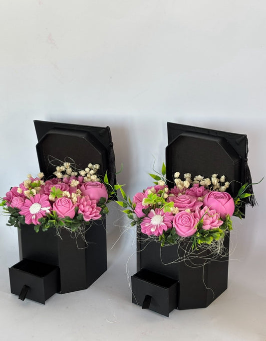 Кутия L💟🎓„Шапка“🎓в розово💟– Ръчно Изработени Ароматни Сапунени Цветя + отделение за паричен подарък