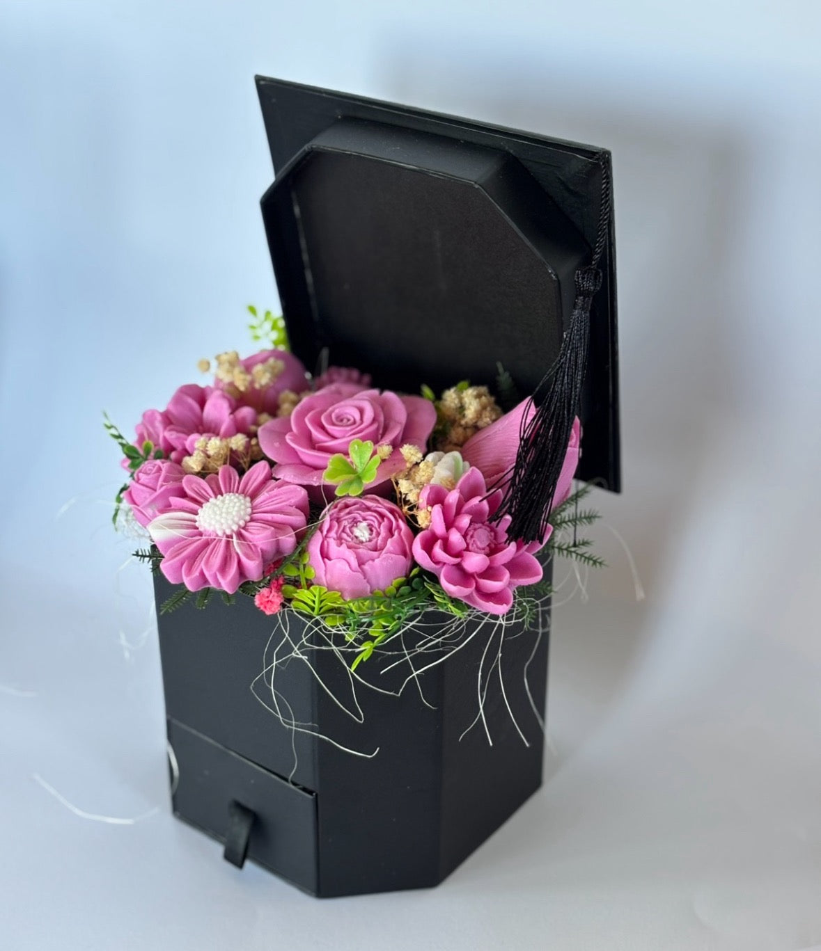Кутия L💟🎓„Шапка“🎓в розово💟– Ръчно Изработени Ароматни Сапунени Цветя + отделение за паричен подарък