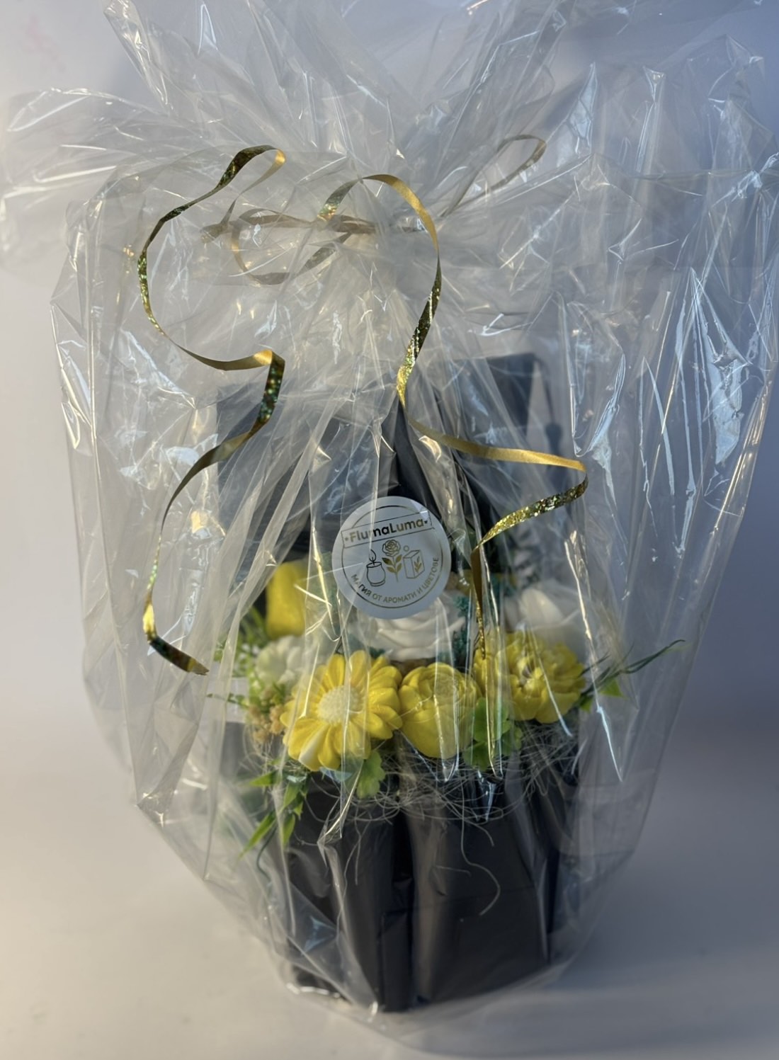 Кутия L💛🎓„Шапка“🎓в жълто💛 – Ръчно Изработени Ароматни Сапунени Цветя + отделение за паричен подарък