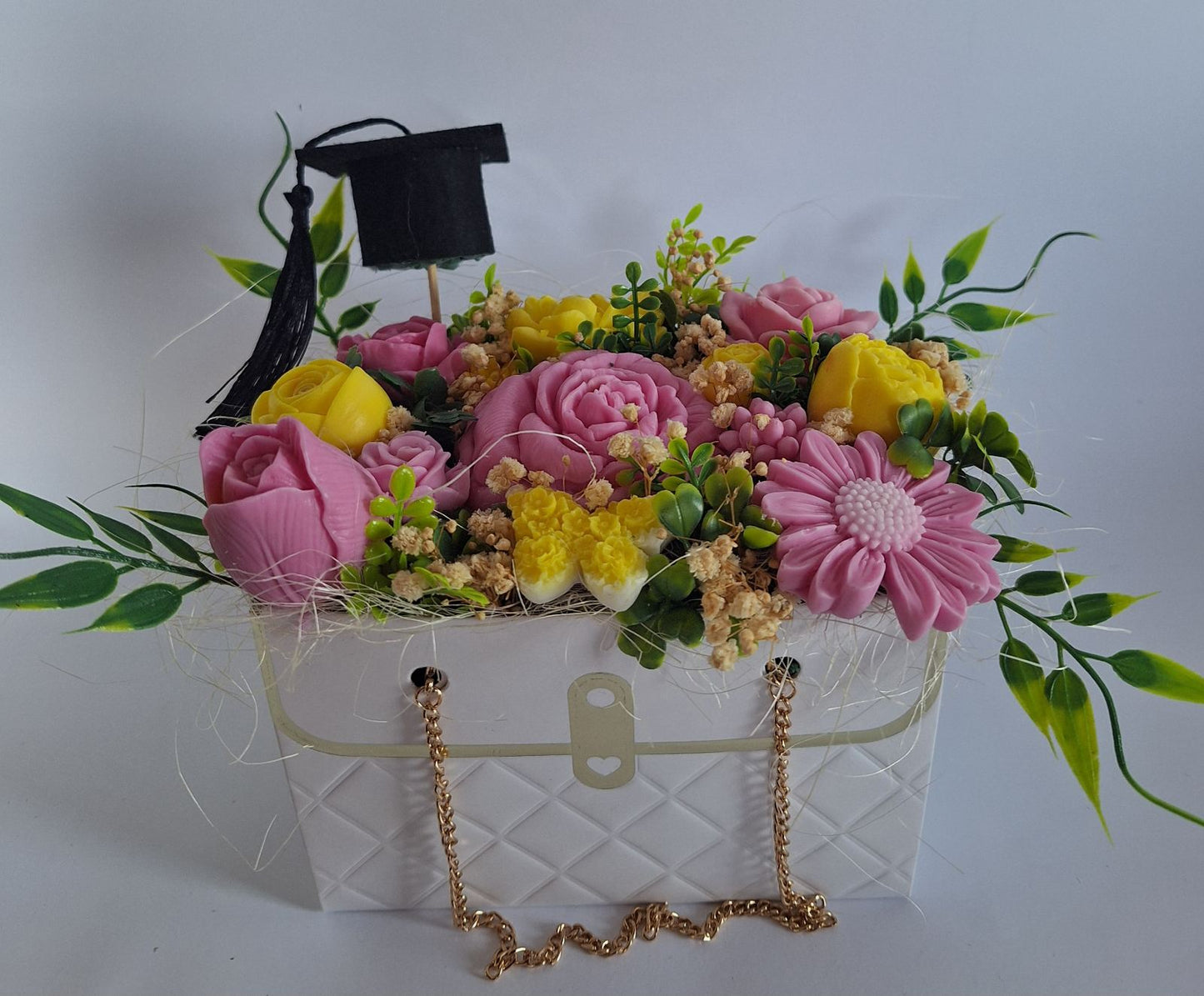 Букет☀️🌸🎓"Слънчево Розово – Абитуриентско Издание"☀️🌸🎓– Ръчно Изработени Ароматни Сапунени Цветя