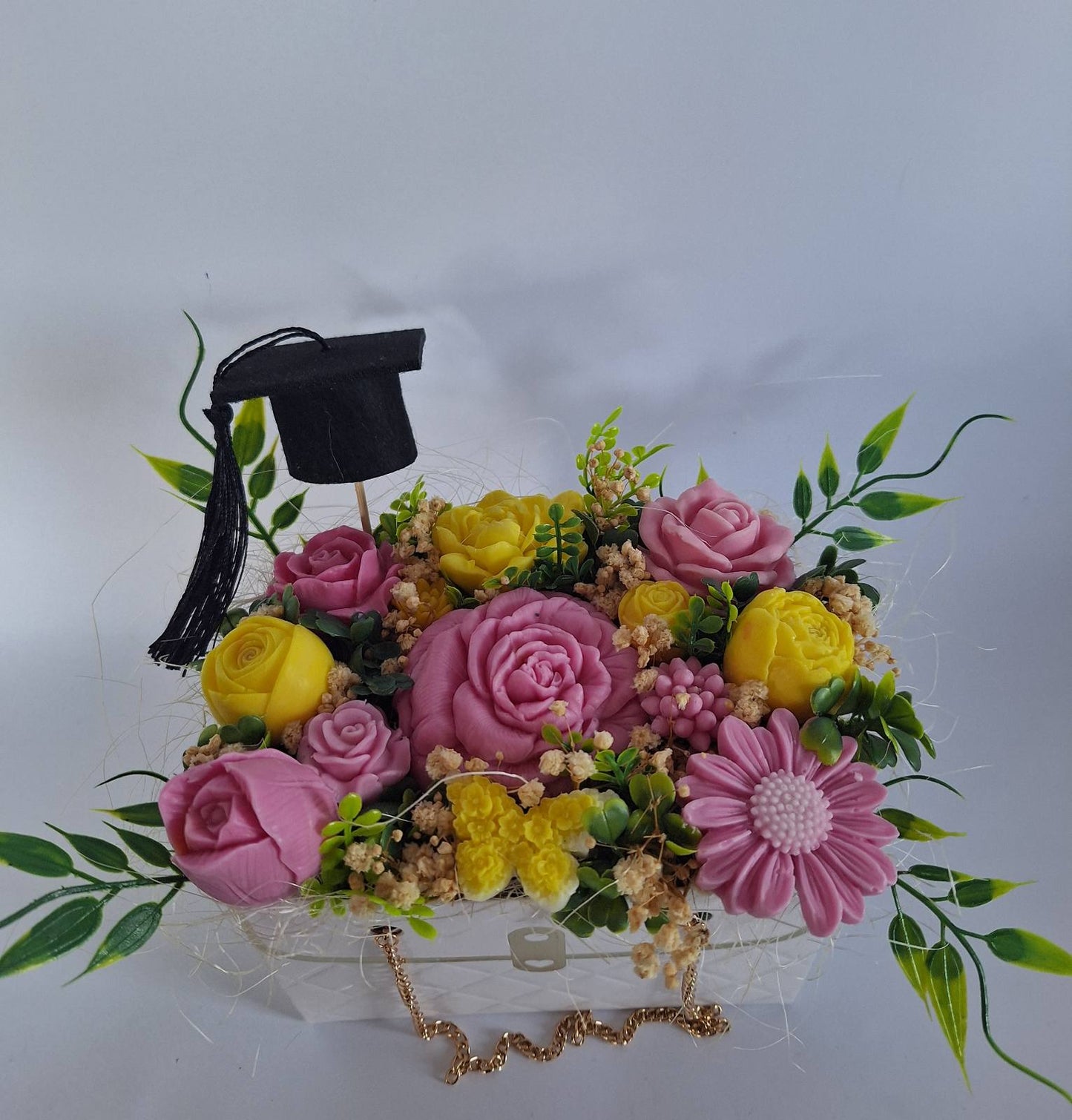 Букет☀️🌸🎓"Слънчево Розово – Абитуриентско Издание"☀️🌸🎓– Ръчно Изработени Ароматни Сапунени Цветя