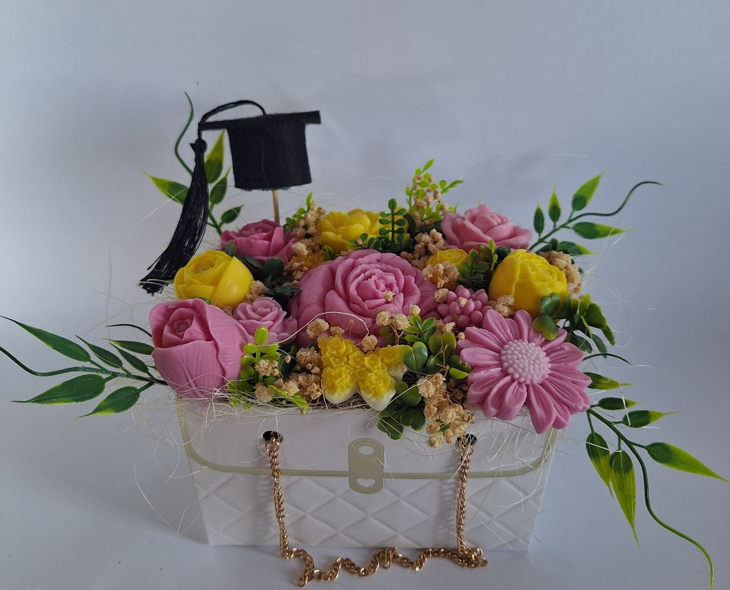 Букет☀️🌸🎓"Слънчево Розово – Абитуриентско Издание"☀️🌸🎓– Ръчно Изработени Ароматни Сапунени Цветя