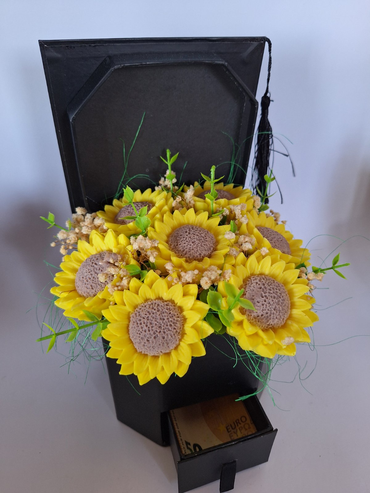 Кутия L🌻🎓„Шапка със слънчогледи“🎓🌻 – Ръчно Изработени Ароматни Сапунени Цветя + отделение за паричен подарък