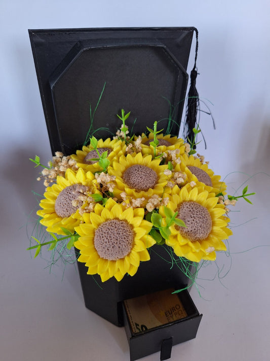 Кутия L🌻🎓„Шапка със слънчогледи“🎓🌻 – Ръчно Изработени Ароматни Сапунени Цветя + отделение за паричен подарък