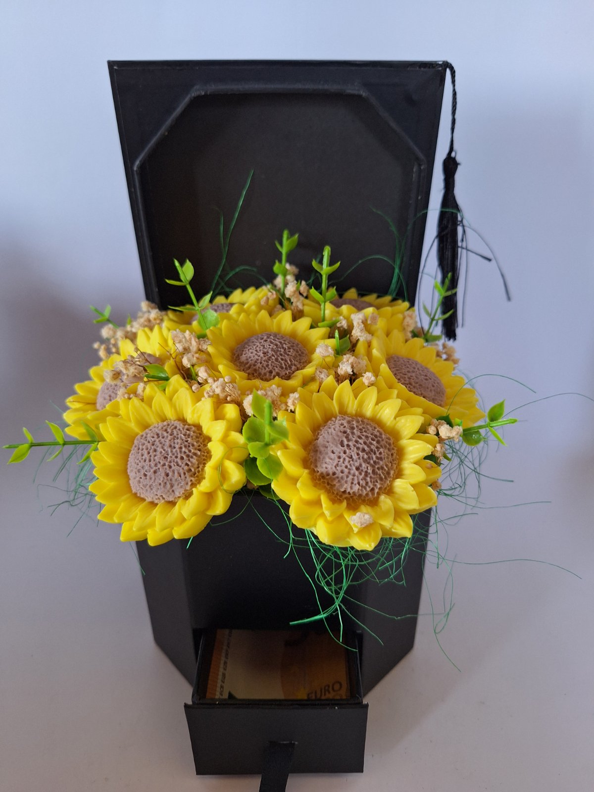 Кутия L🌻🎓„Шапка със слънчогледи“🎓🌻 – Ръчно Изработени Ароматни Сапунени Цветя + отделение за паричен подарък