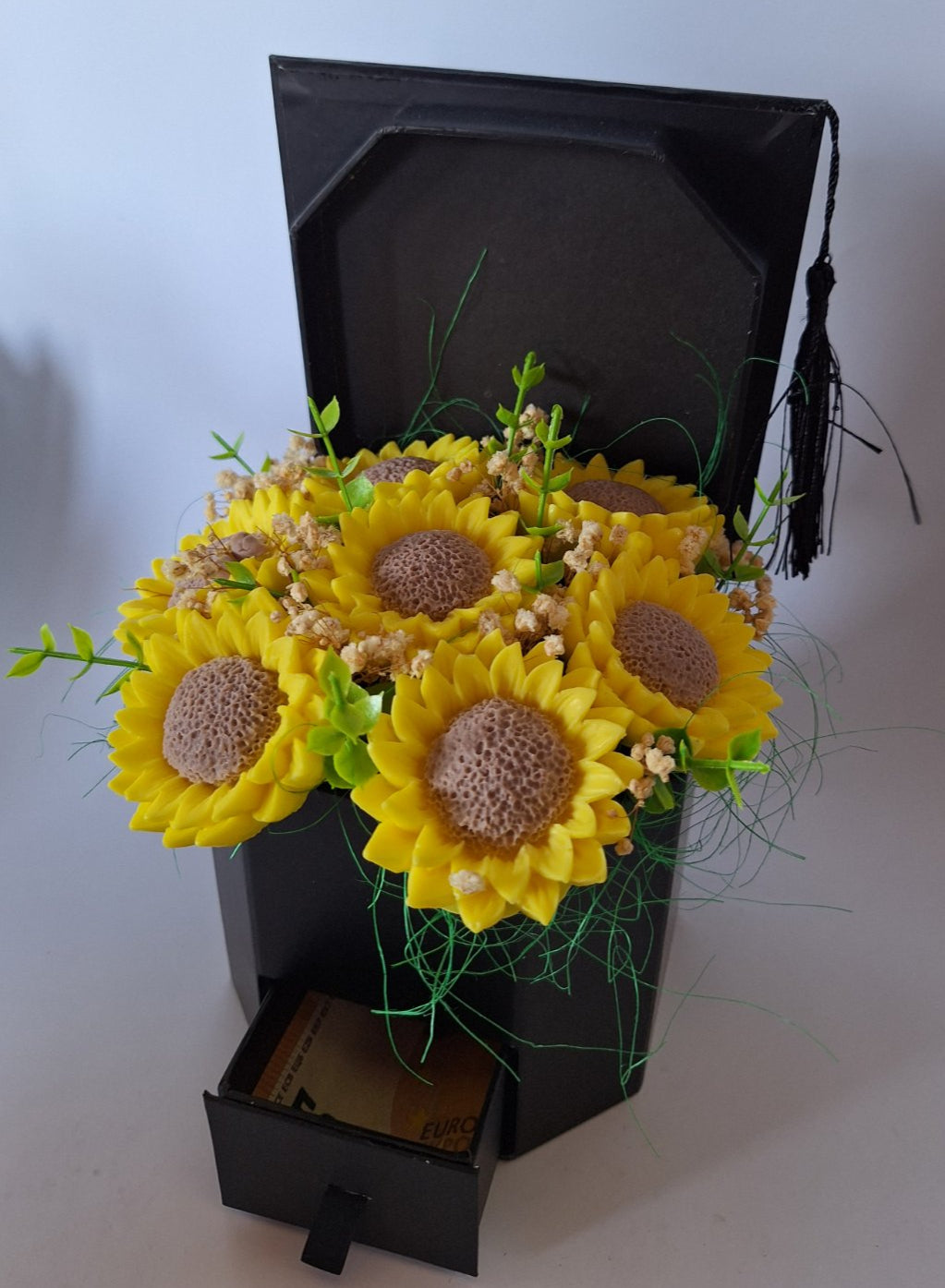 Кутия L🌻🎓„Шапка със слънчогледи“🎓🌻 – Ръчно Изработени Ароматни Сапунени Цветя + отделение за паричен подарък