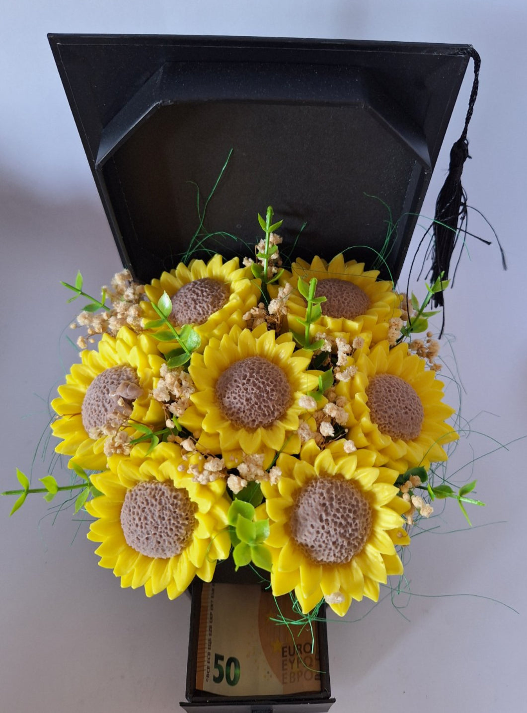 Кутия L🌻🎓„Шапка със слънчогледи“🎓🌻 – Ръчно Изработени Ароматни Сапунени Цветя + отделение за паричен подарък