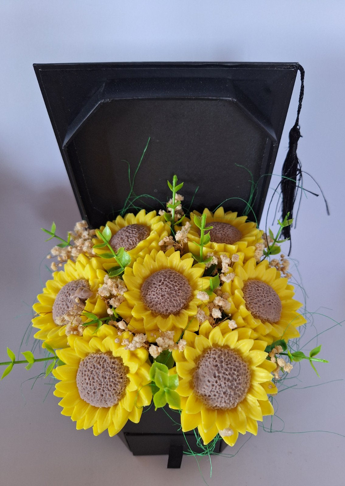 Кутия L🌻🎓„Шапка със слънчогледи“🎓🌻 – Ръчно Изработени Ароматни Сапунени Цветя + отделение за паричен подарък