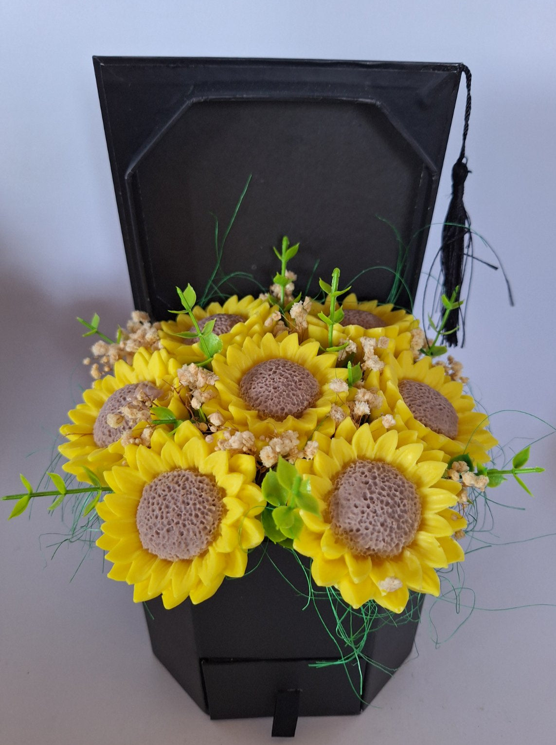 Кутия L🌻🎓„Шапка със слънчогледи“🎓🌻 – Ръчно Изработени Ароматни Сапунени Цветя + отделение за паричен подарък