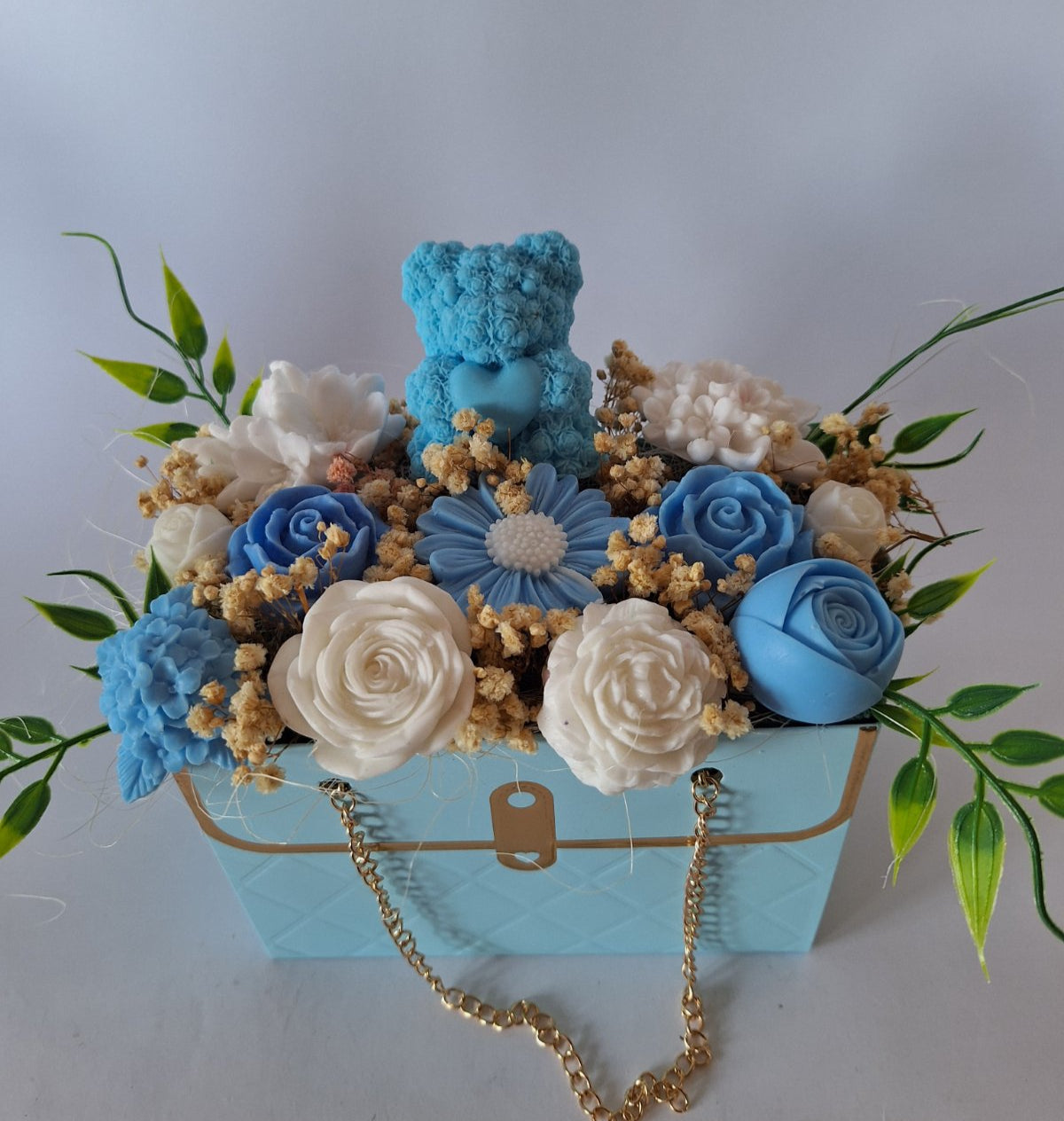 Букет 🐻💙"Чантичка в синьо и бяло с мече"💙🐻Ръчно Изработени Ароматни Сапунени Цветя