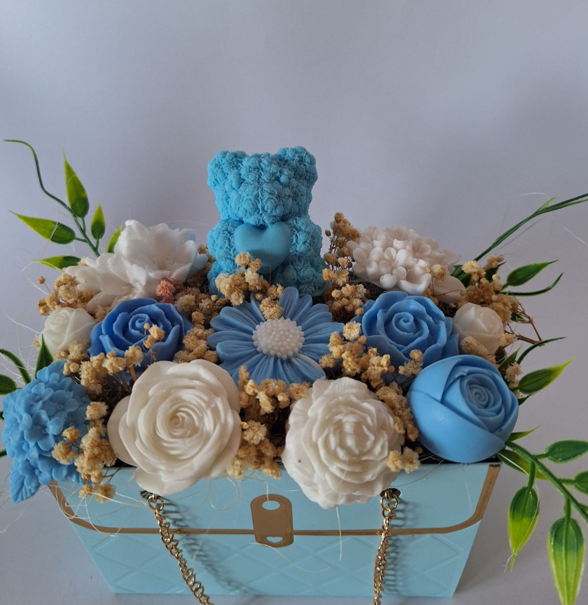 Букет 🐻💙"Чантичка в синьо и бяло с мече"💙🐻Ръчно Изработени Ароматни Сапунени Цветя