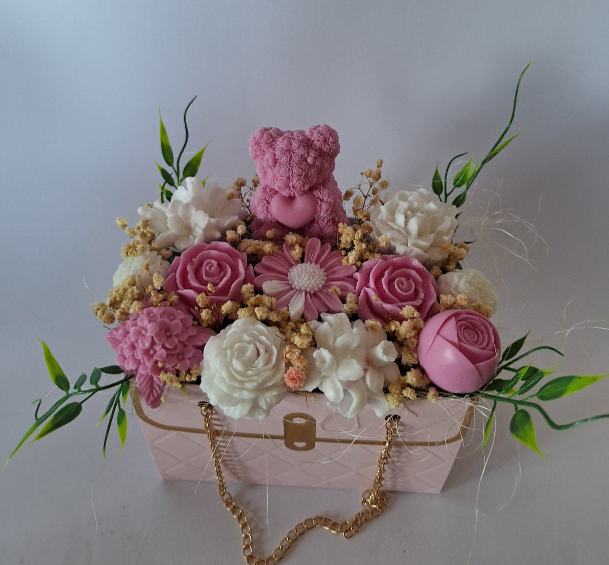 Букет🐻🌸 "Чантичка в розово и бяло с мече" 🌸🐻Ръчно Изработени Ароматни Сапунени Цветя