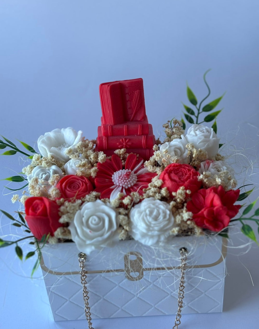 Букет 📖📕„Поетична Магия В Червено“📕📖Ръчно Изработени Ароматни Сапунени Цветя