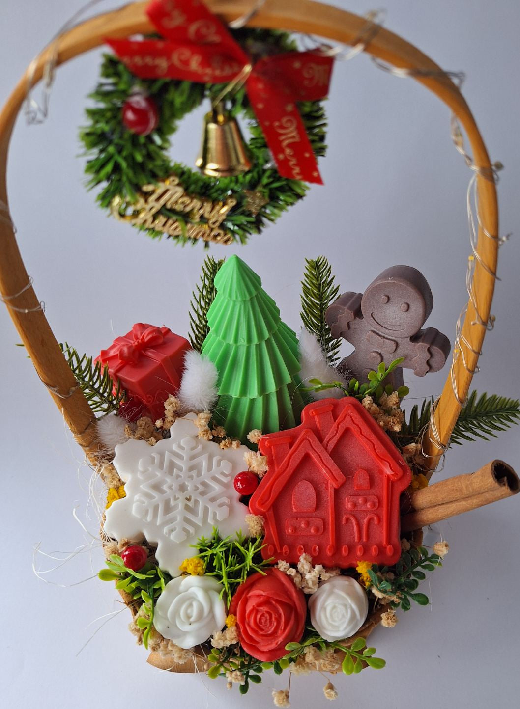 🎁Коледна кошничка🎄„Магия под Елхата“🎄 Ръчно изработени ароматни сапунени фигурки и цветя