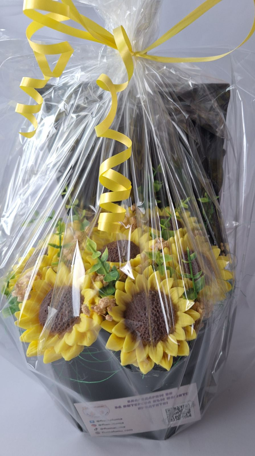 Кутия L🌻🎓„Шапка със слънчогледи“🎓🌻 – Ръчно Изработени Ароматни Сапунени Цветя + отделение за паричен подарък