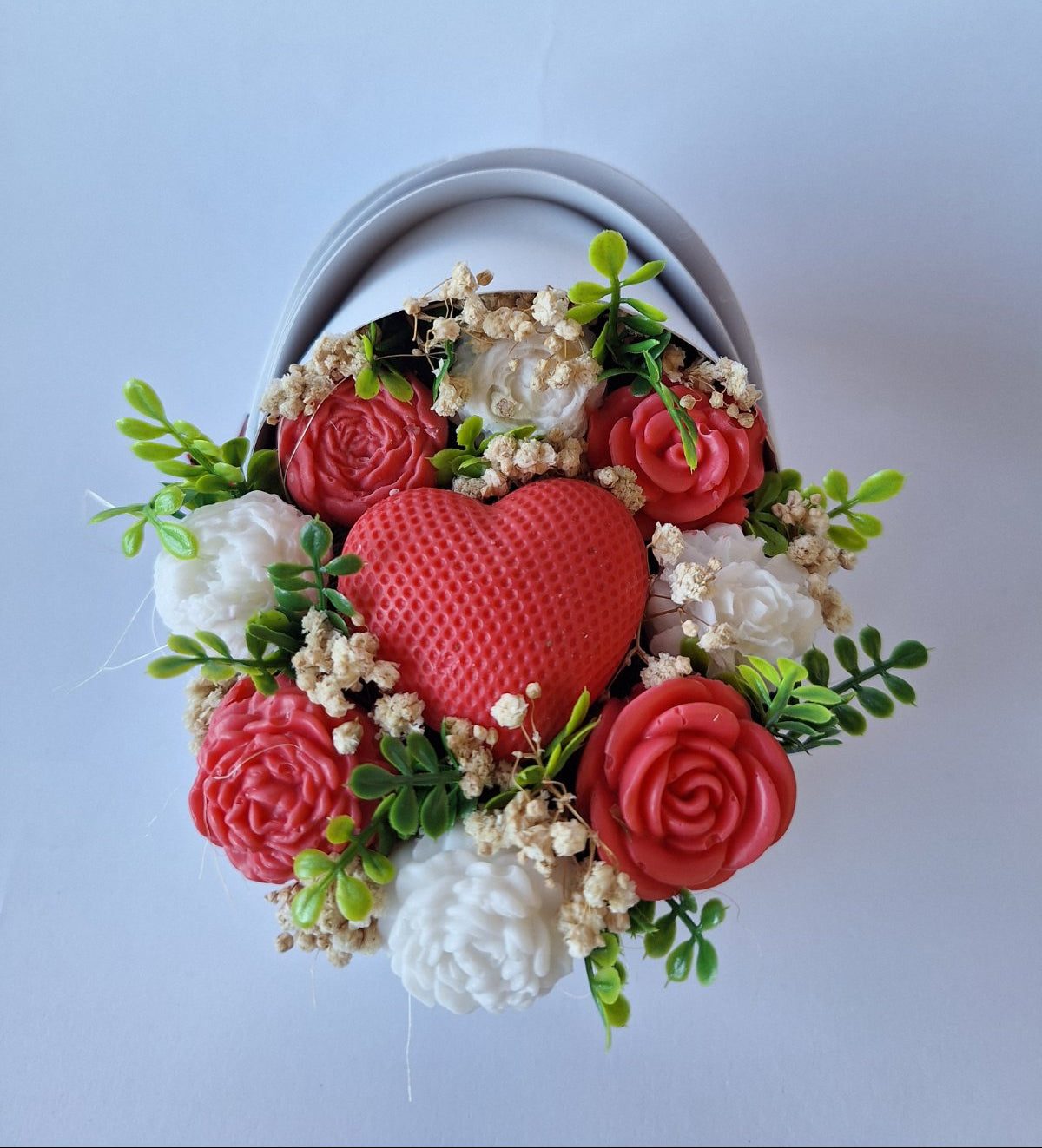 Букет 🎀"Добре дошло, Малко Чудо в бяло с червени цветя"🎀 - Ръчно Изработени Ароматни Сапунени Цветя