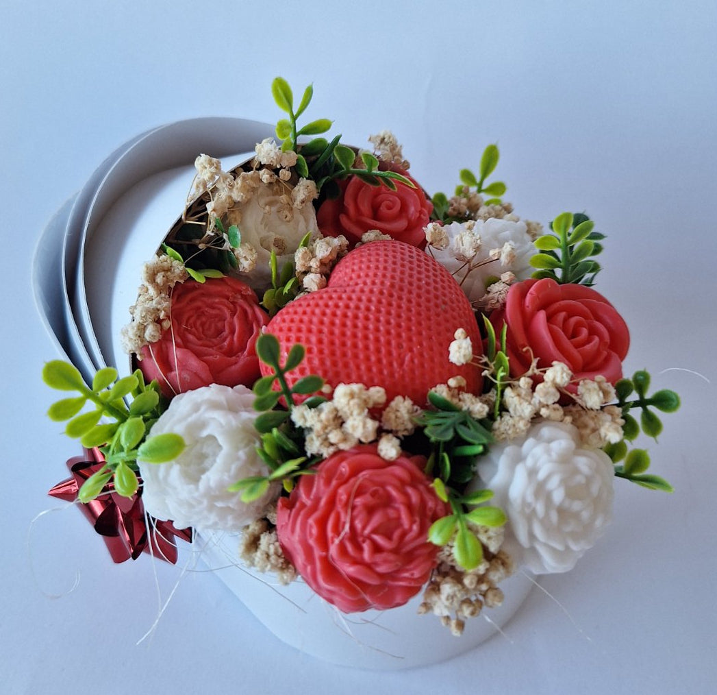 Букет 🎀"Добре дошло, Малко Чудо в бяло с червени цветя"🎀 - Ръчно Изработени Ароматни Сапунени Цветя