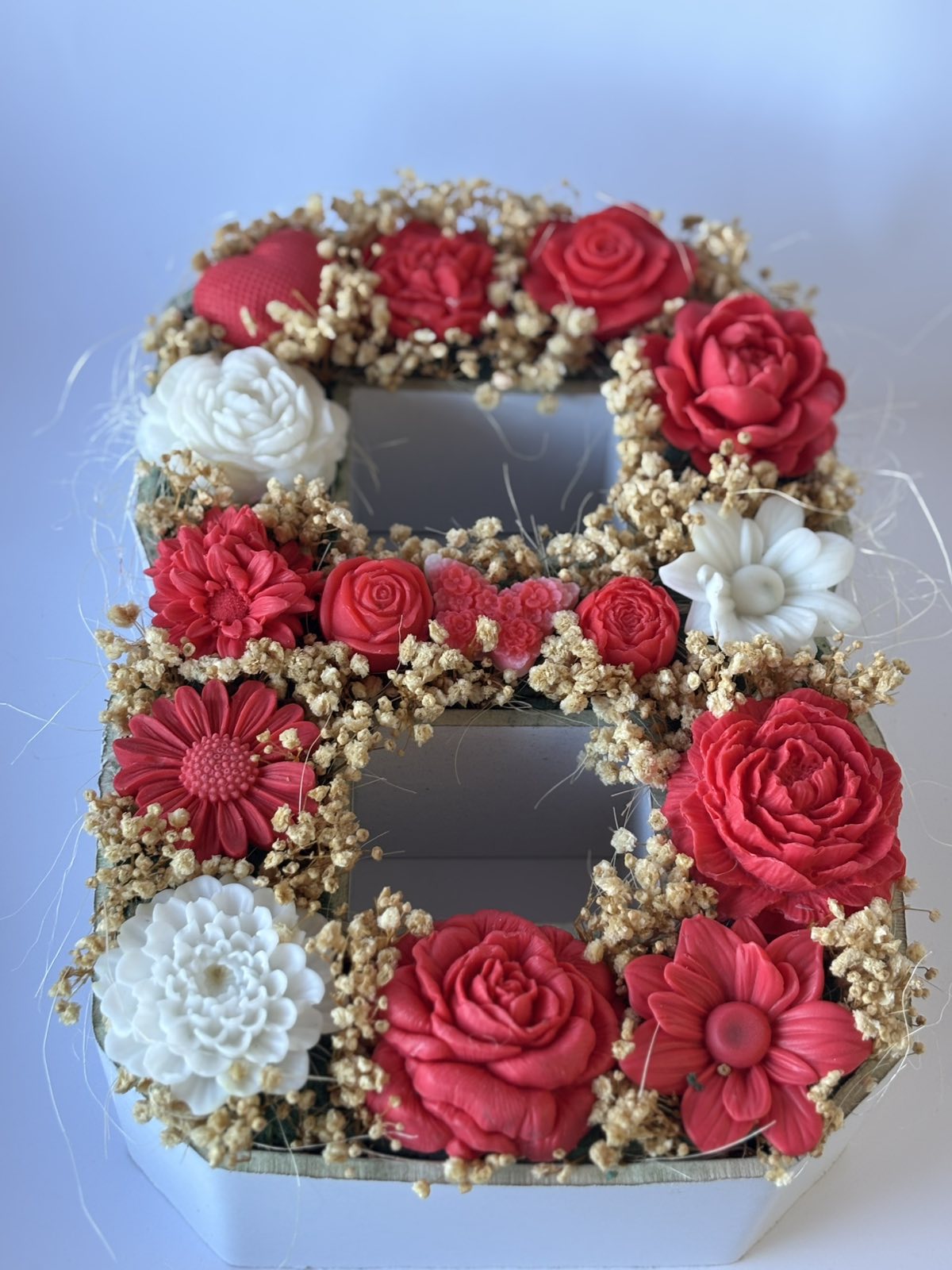 Букет💞"Нежност в Осмица"💞в червено – Ръчно Изработени Ароматни Сапунени Цветя 🌹