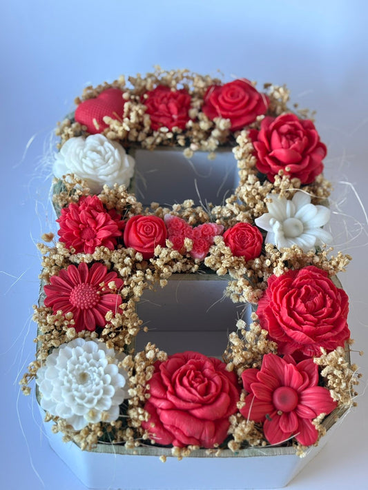 Букет💞"Нежност в Осмица"💞в червено – Ръчно Изработени Ароматни Сапунени Цветя 🌹