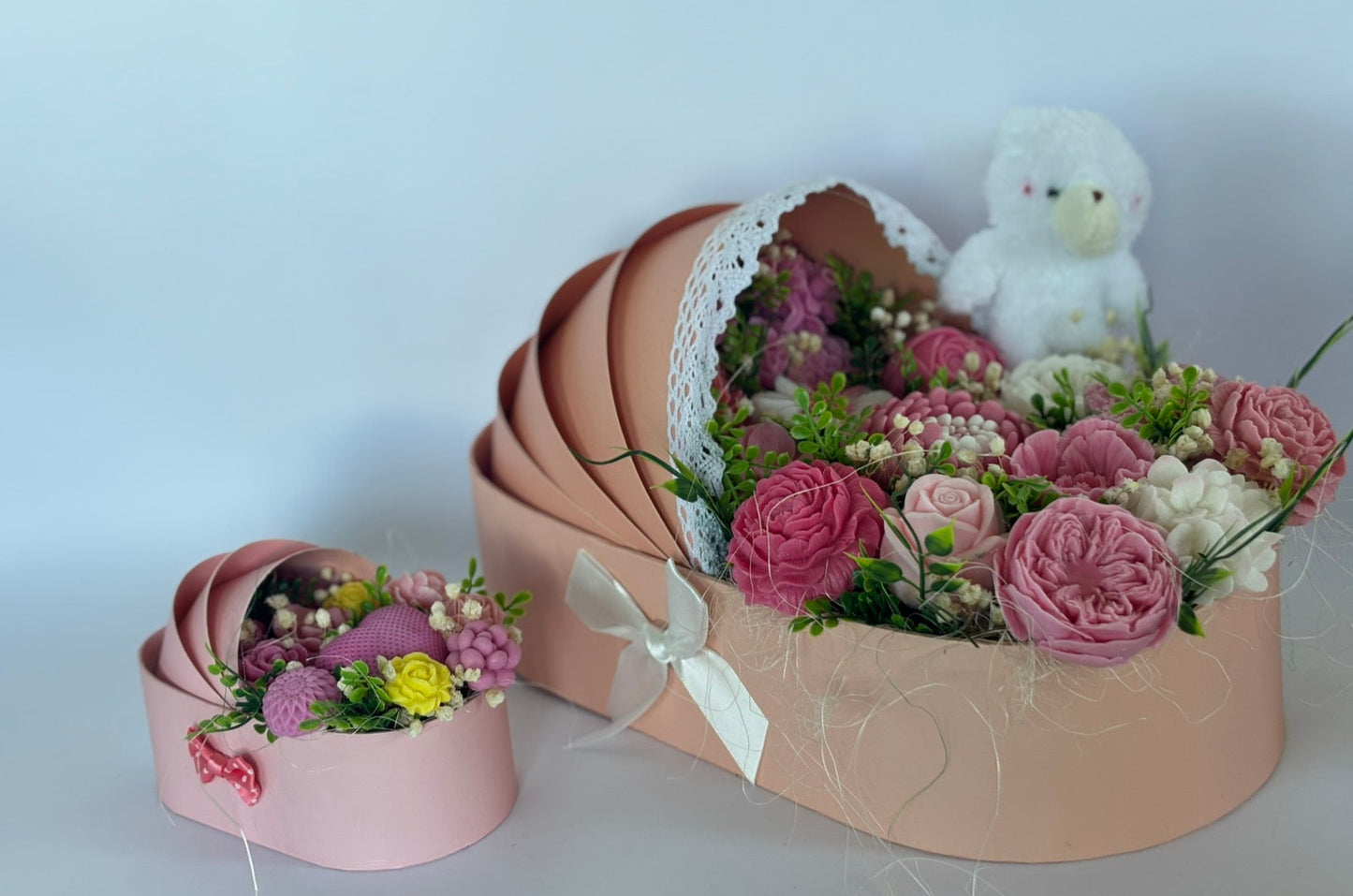 Букет🤍💗💙👶"Първа Прегръдка"👶🤍💗💙- Подаръчна Кошница за Новородено-Ръчно Изработени Ароматни Сапунени Цветя