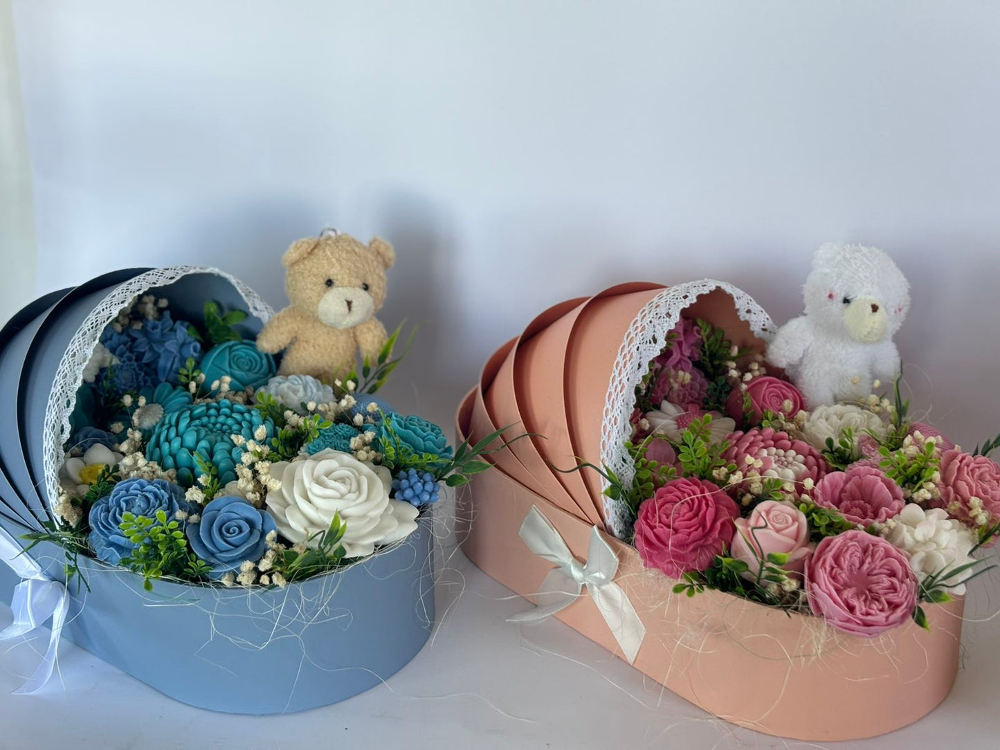 Букет🤍💗💙👶"Първа Прегръдка"👶🤍💗💙- Подаръчна Кошница за Новородено-Ръчно Изработени Ароматни Сапунени Цветя
