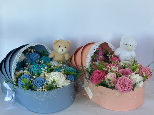 Букет🤍💗💙👶"Първа Прегръдка"👶🤍💗💙- Подаръчна Кошница за Новородено-Ръчно Изработени Ароматни Сапунени Цветя