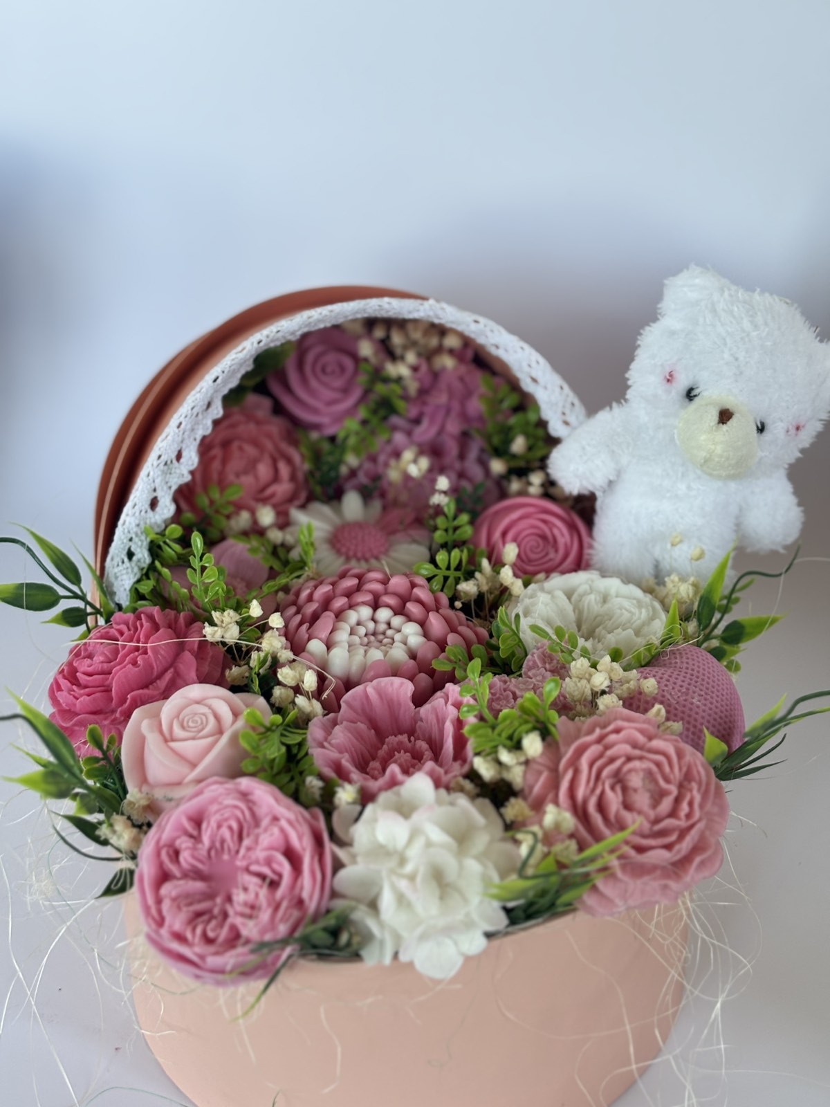 Букет🤍💗💙👶"Първа Прегръдка"👶🤍💗💙- Подаръчна Кошница за Новородено-Ръчно Изработени Ароматни Сапунени Цветя