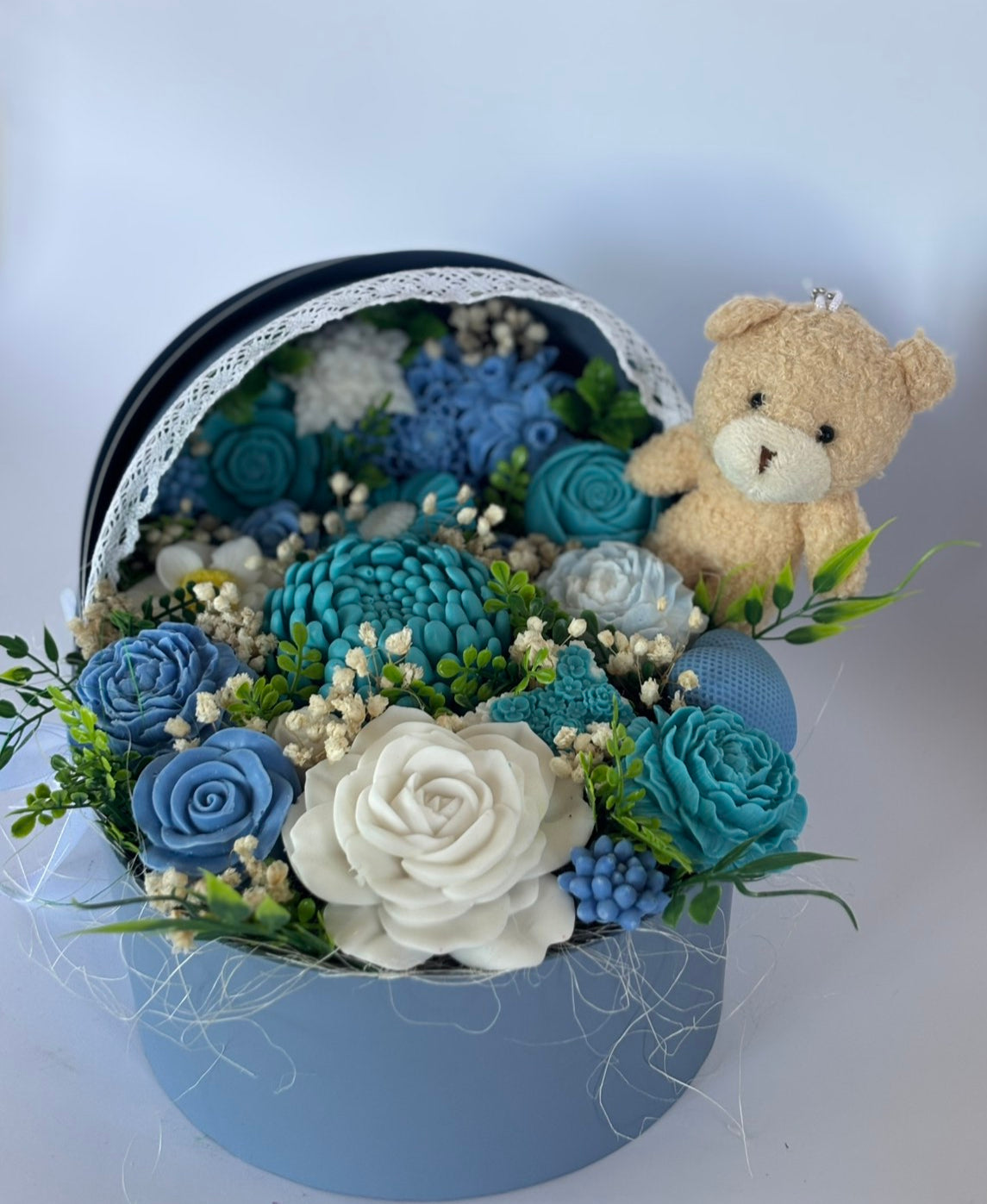 Букет🤍💗💙👶"Първа Прегръдка"👶🤍💗💙- Подаръчна Кошница за Новородено-Ръчно Изработени Ароматни Сапунени Цветя