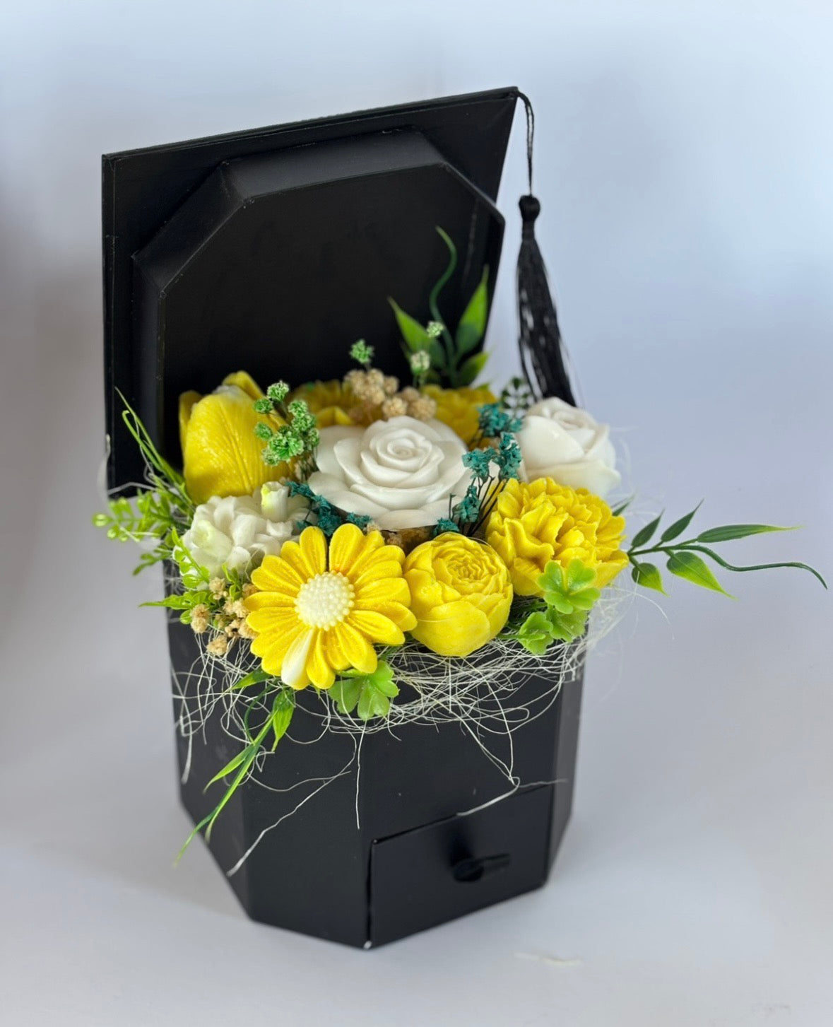 Кутия L💛🎓„Шапка“🎓в жълто💛 – Ръчно Изработени Ароматни Сапунени Цветя + отделение за паричен подарък