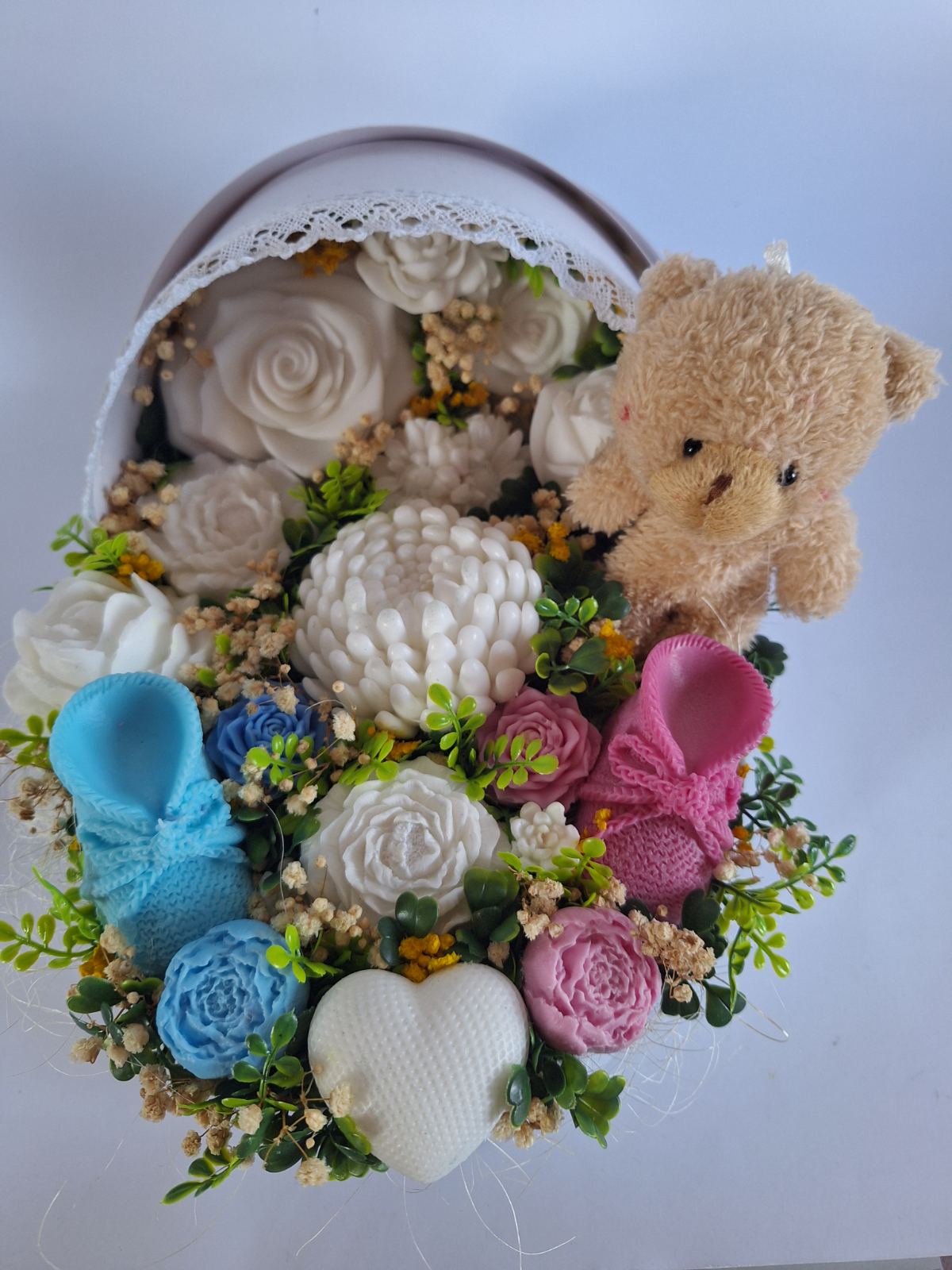 Букет🤍💗💙👶"Първа Прегръдка"👶🤍💗💙- Подаръчна Кошница за Новородено-Ръчно Изработени Ароматни Сапунени Цветя