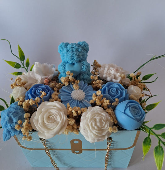 Букет 🐻💙"Чантичка в синьо и бяло с мече"💙🐻Ръчно Изработени Ароматни Сапунени Цветя