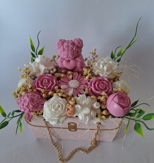 Букет🐻🌸 "Чантичка в розово и бяло с мече" 🌸🐻Ръчно Изработени Ароматни Сапунени Цветя