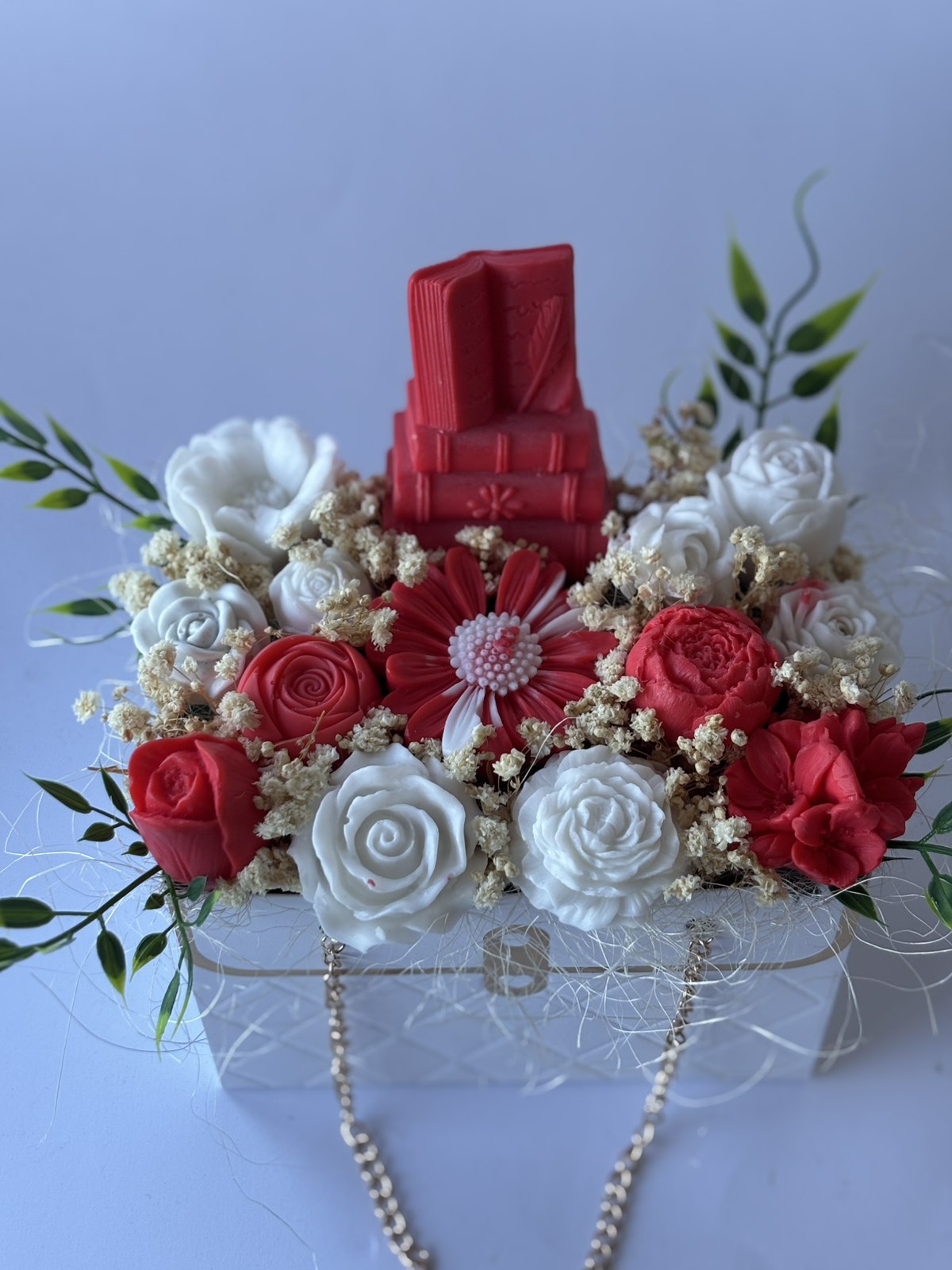 Букет 📖📕„Поетична Магия В Червено“📕📖Ръчно Изработени Ароматни Сапунени Цветя