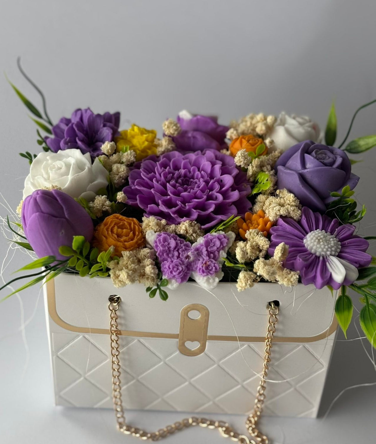 Букет „Лавандулена Симфония“ – Ръчно Изработени Ароматни Сапунени Цветя