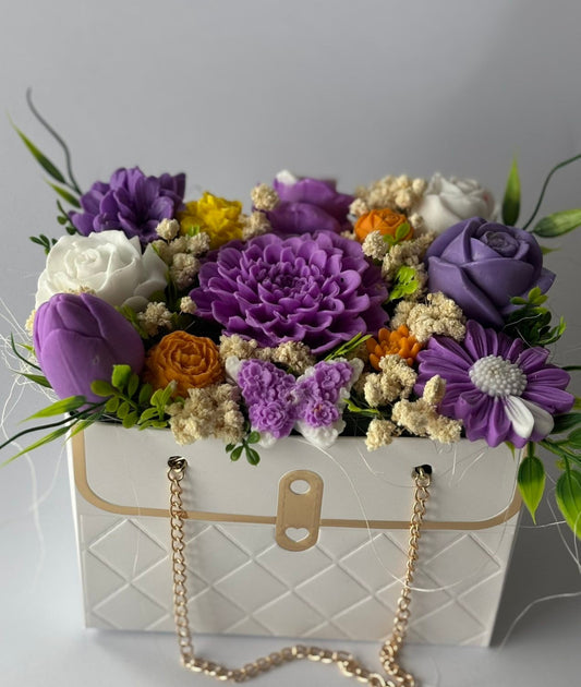 Букет „Лавандулена Симфония“ – Ръчно Изработени Ароматни Сапунени Цветя