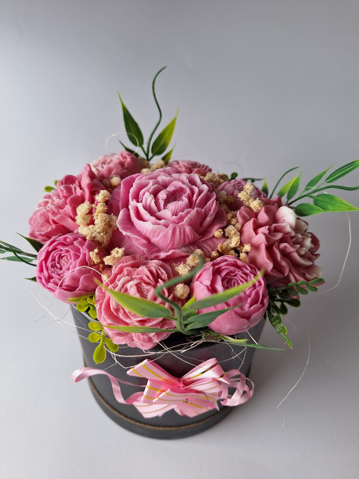 Букет 🌸"Розова стихия"🌸в черна кашпа. Ръчно Изработени Ароматни Сапунени Цветя