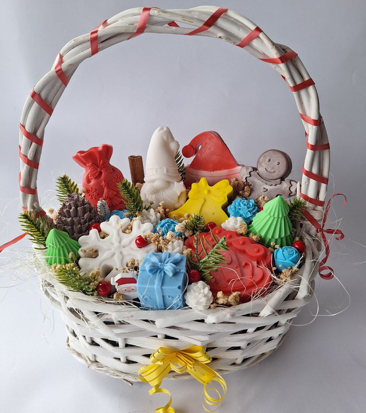🎅Коледна кошница „Зимна Феерия“🎁 Ръчно изработени ароматни сапунени фигури и цветя