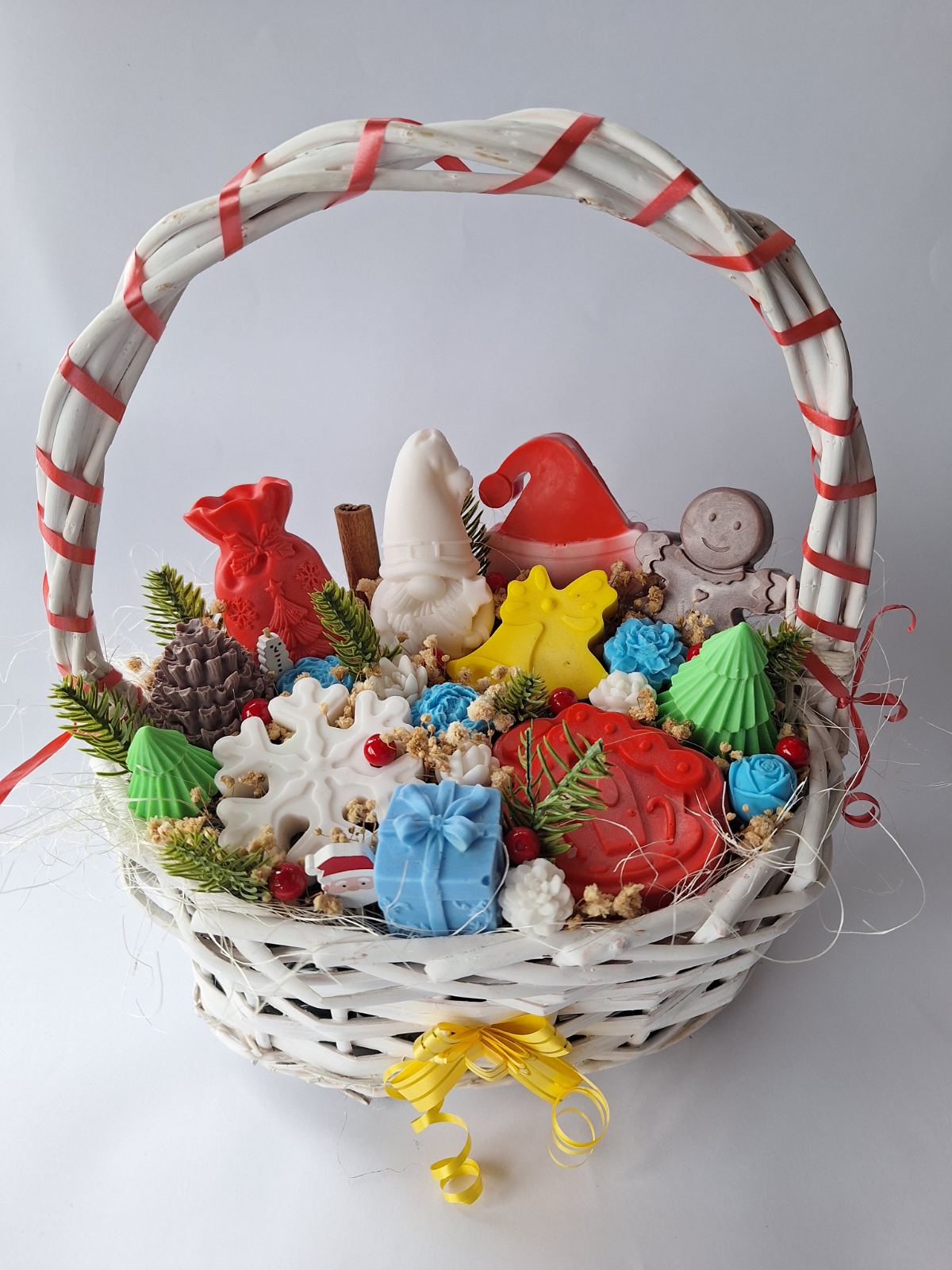🎅Коледна кошница „Зимна Феерия“🎁 Ръчно изработени ароматни сапунени фигури и цветя