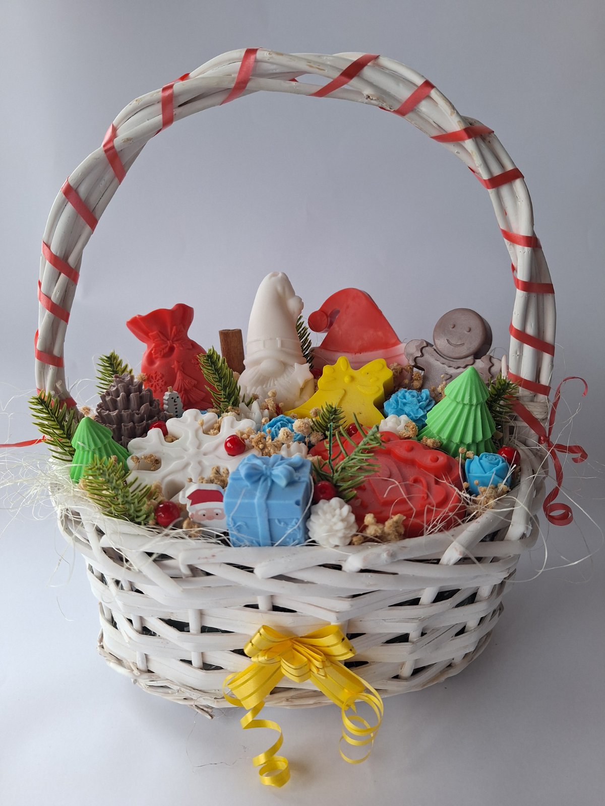 🎅Коледна кошница „Зимна Феерия“🎁 Ръчно изработени ароматни сапунени фигури и цветя