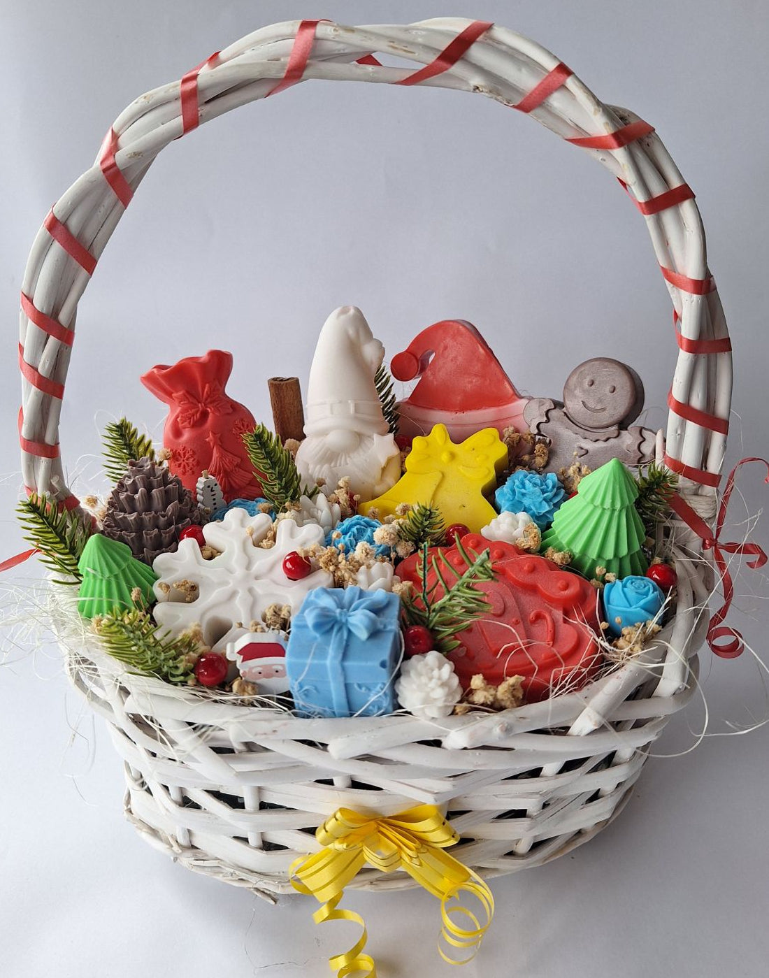 🎅Коледна кошница „Зимна Феерия“🎁 Ръчно изработени ароматни сапунени фигури и цветя
