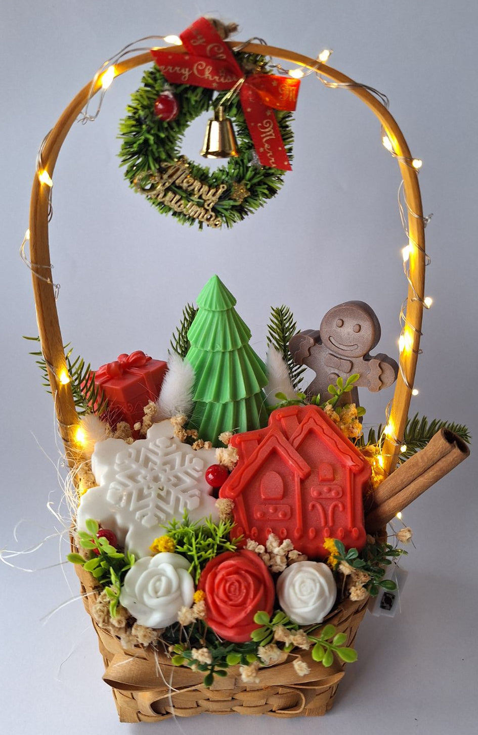 🎁Коледна кошничка🎄„Магия под Елхата“🎄 Ръчно изработени ароматни сапунени фигурки и цветя