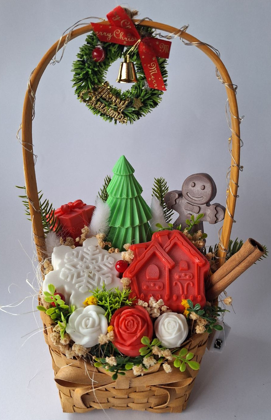 🎁Коледна кошничка🎄„Магия под Елхата“🎄 Ръчно изработени ароматни сапунени фигурки и цветя