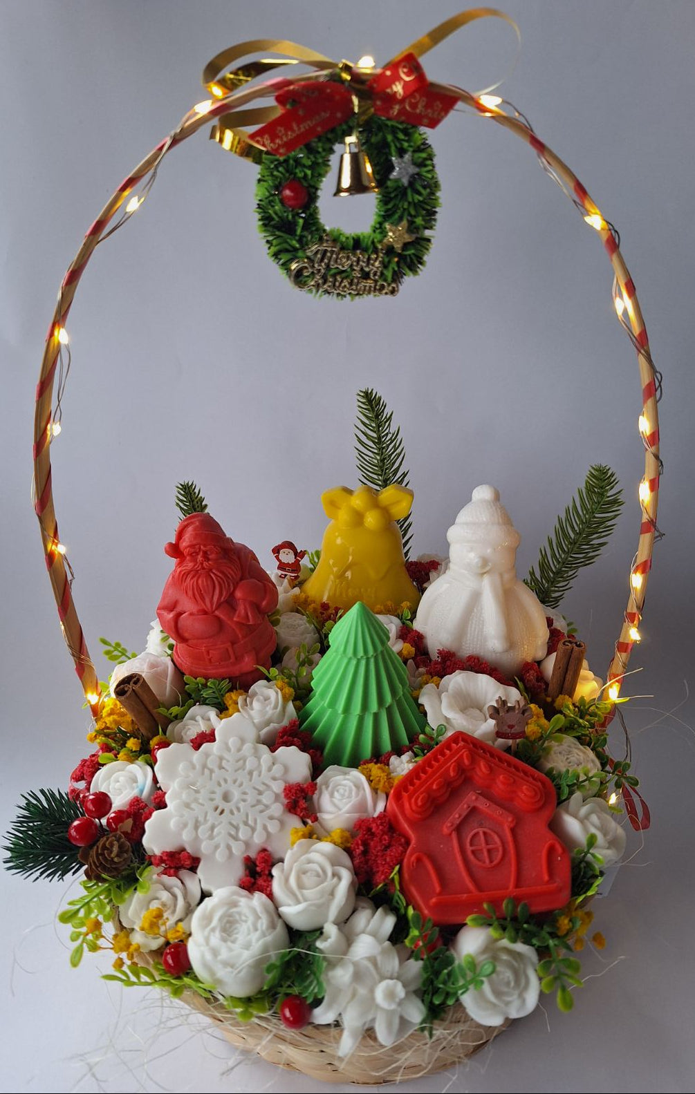 🎄 Коледна кошница „Северно Вълшебство“🎁 Ръчно изработени ароматни сапунени фигурки и цветя