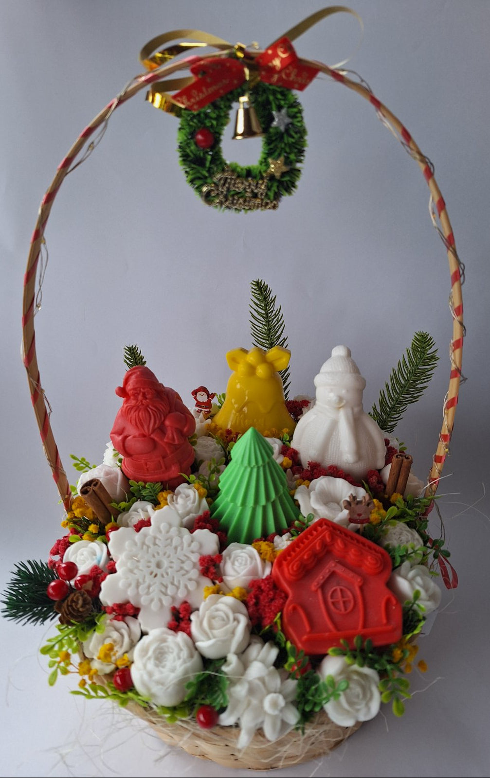 🎄 Коледна кошница „Северно Вълшебство“🎁 Ръчно изработени ароматни сапунени фигурки и цветя