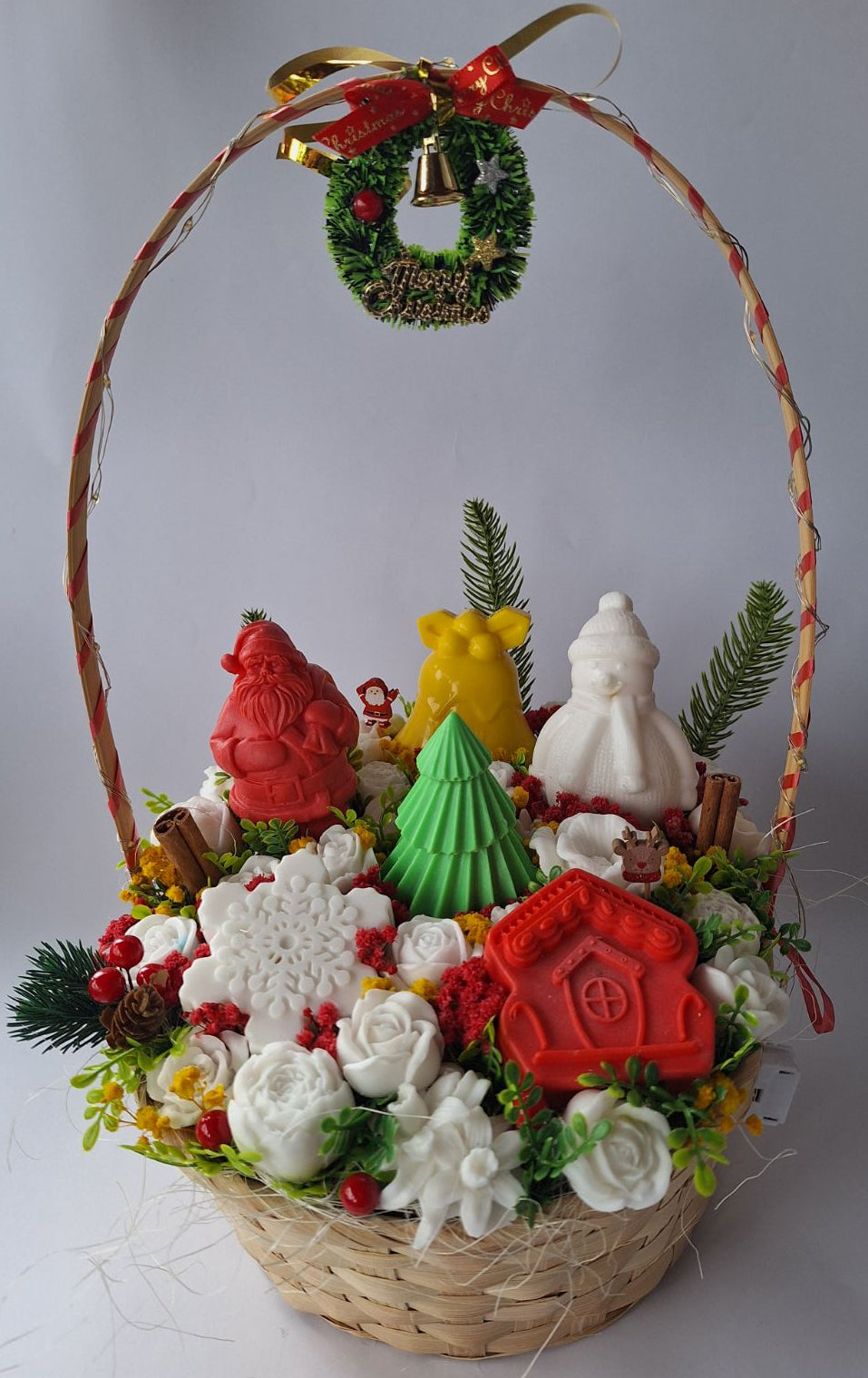 🎄 Коледна кошница „Северно Вълшебство“🎁 Ръчно изработени ароматни сапунени фигурки и цветя