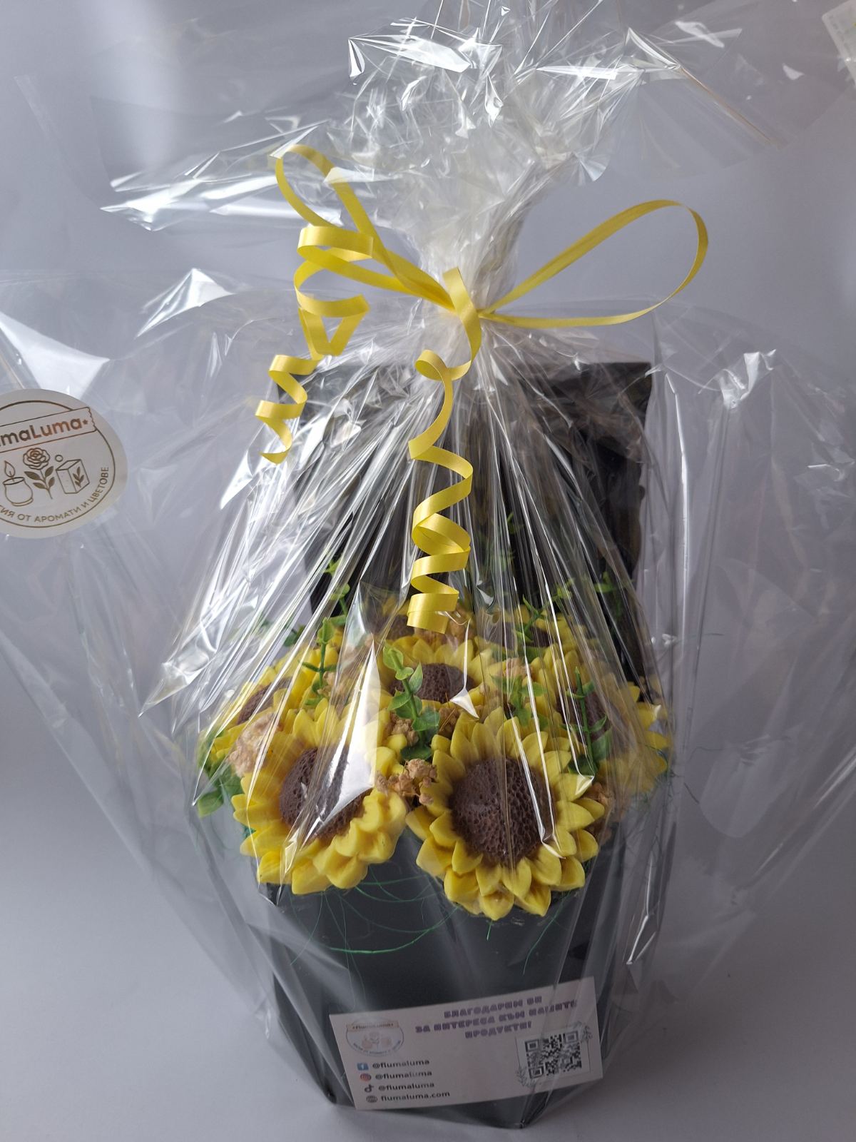 Кутия L🌻🎓„Шапка със слънчогледи“🎓🌻 – Ръчно Изработени Ароматни Сапунени Цветя + отделение за паричен подарък