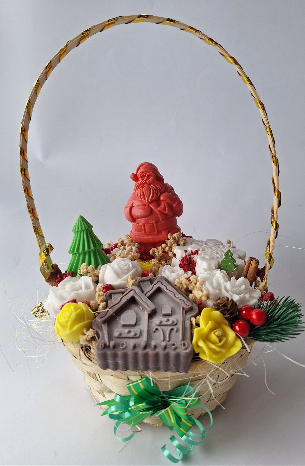🎄 Коледна кошничка „Коледен Уют“ 🎅Ръчно изработени ароматни сапунени фигурки и цветя